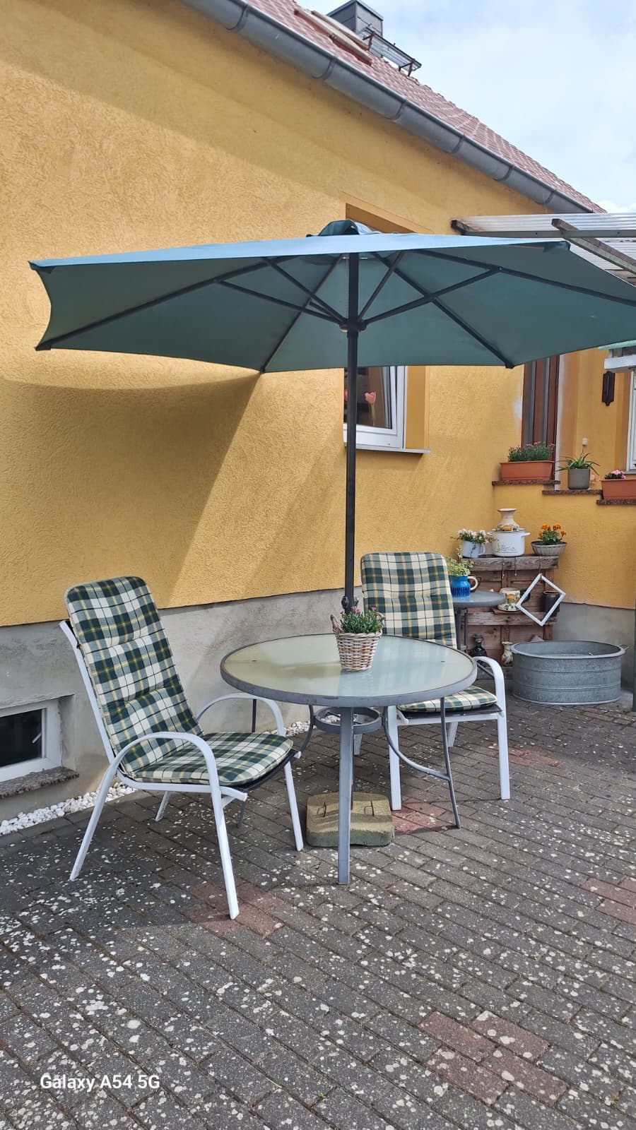 Sitzecke im Hof der Ferienwohnung Seemann