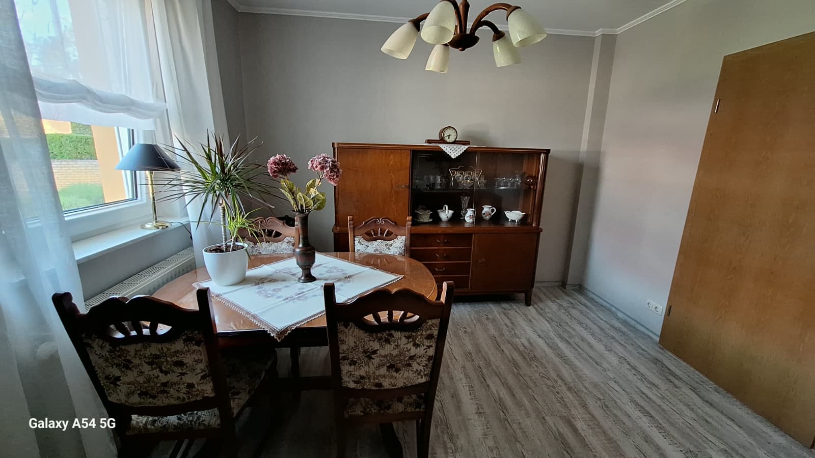 Esszimmer mit Esstisch und Stühlen