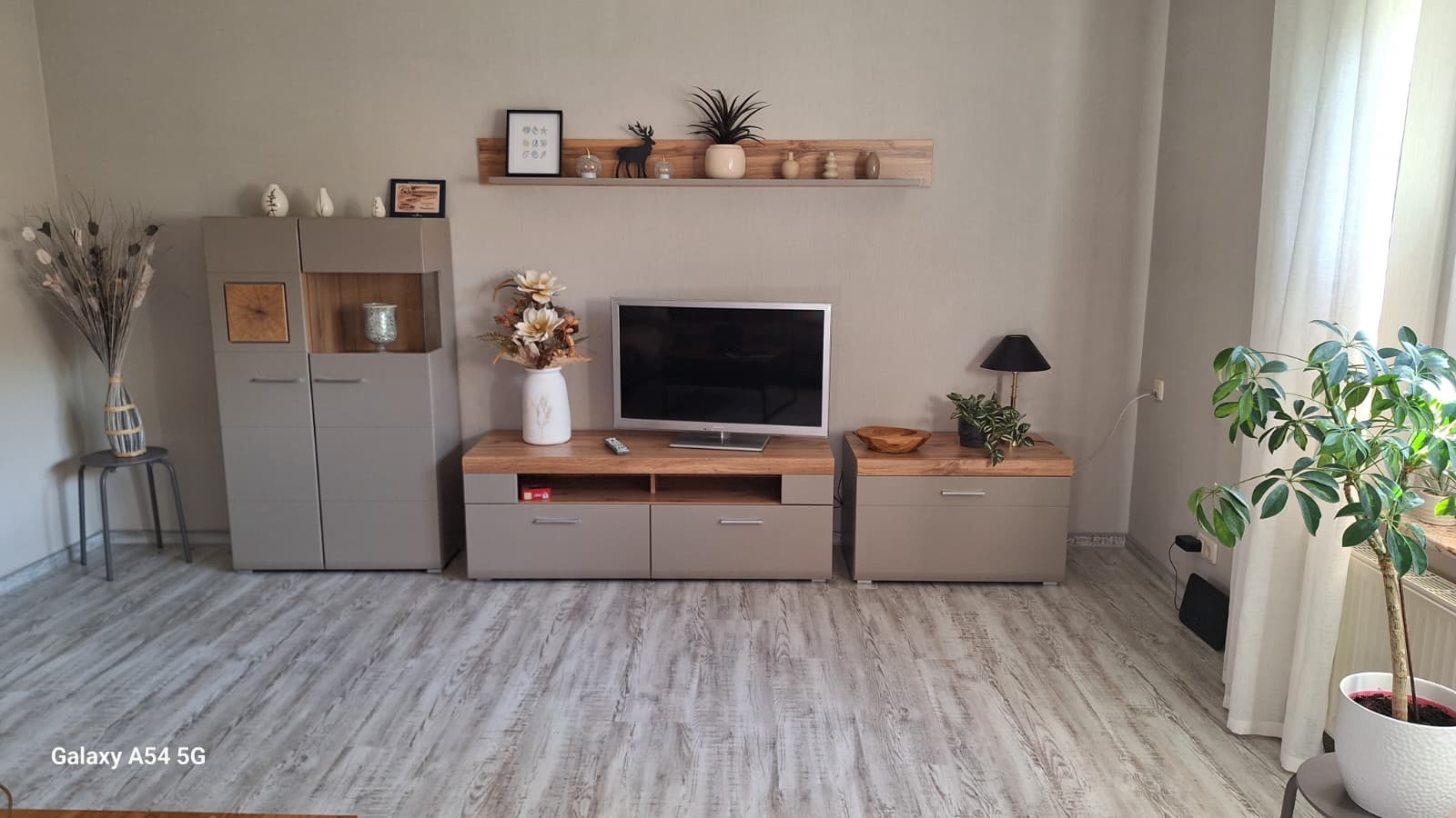 Wohnzimmer der Ferienwohnung Seemann mit TV und hellem Fenster