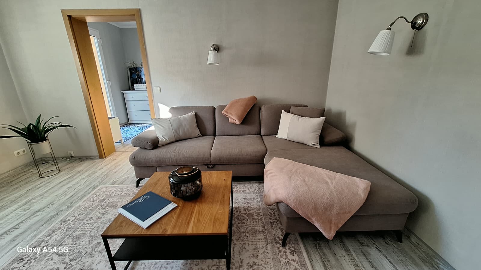 Wohnzimmer mit Sofa und TV